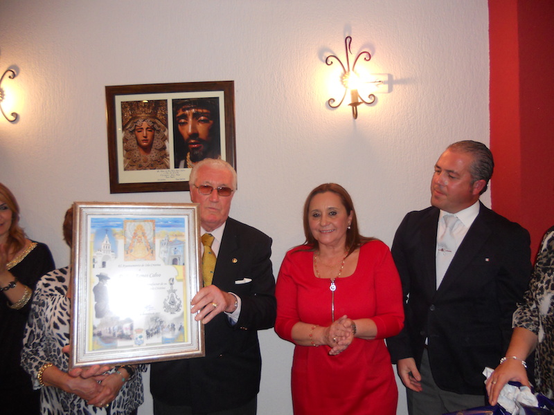 La Alcaldesa de Isla Cristina, Mª Luísa Faneca, entrega a Pepe Ramos el homenaje del pueblo de Isla Cristina